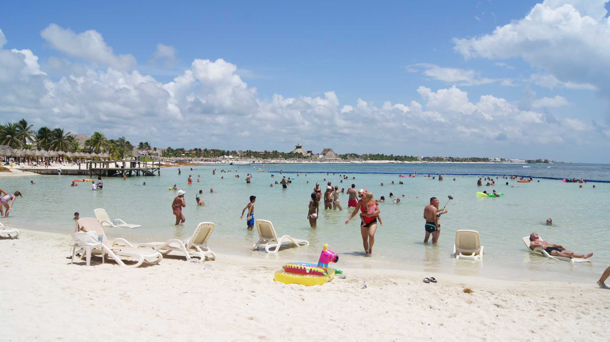 Переполненные пляжи Канкуна, где ступить некуда (Bahia Principe - crowded beach)